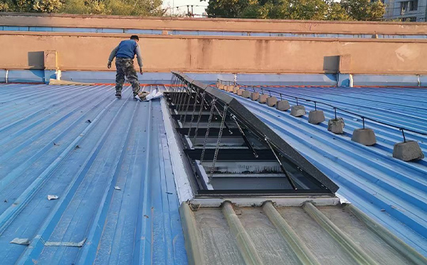 某区域性物流仓储中心镇安排烟窗系统安装项目