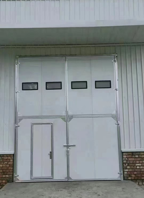 镇安工业门在设备装配车间出入口的实施记录